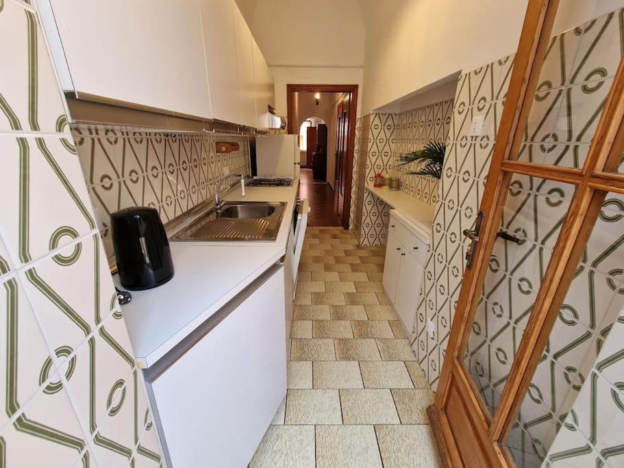 Silver Sands Finale Ligure - Traditional Apartment - 4 Beds & Terrace By The Beach Εξωτερικό φωτογραφία