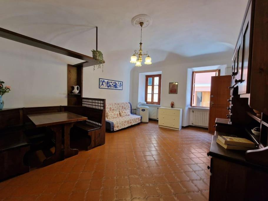 Silver Sands Finale Ligure - Traditional Apartment - 4 Beds & Terrace By The Beach Εξωτερικό φωτογραφία