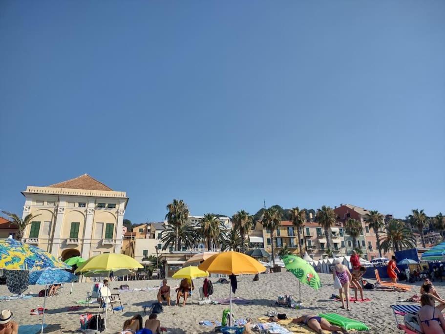 Silver Sands Finale Ligure - Traditional Apartment - 4 Beds & Terrace By The Beach Εξωτερικό φωτογραφία