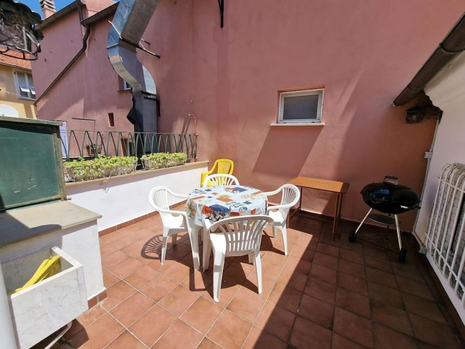 Silver Sands Finale Ligure - Traditional Apartment - 4 Beds & Terrace By The Beach Εξωτερικό φωτογραφία