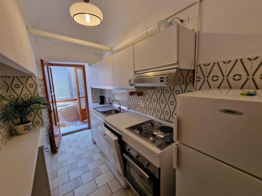 Silver Sands Finale Ligure - Traditional Apartment - 4 Beds & Terrace By The Beach Εξωτερικό φωτογραφία